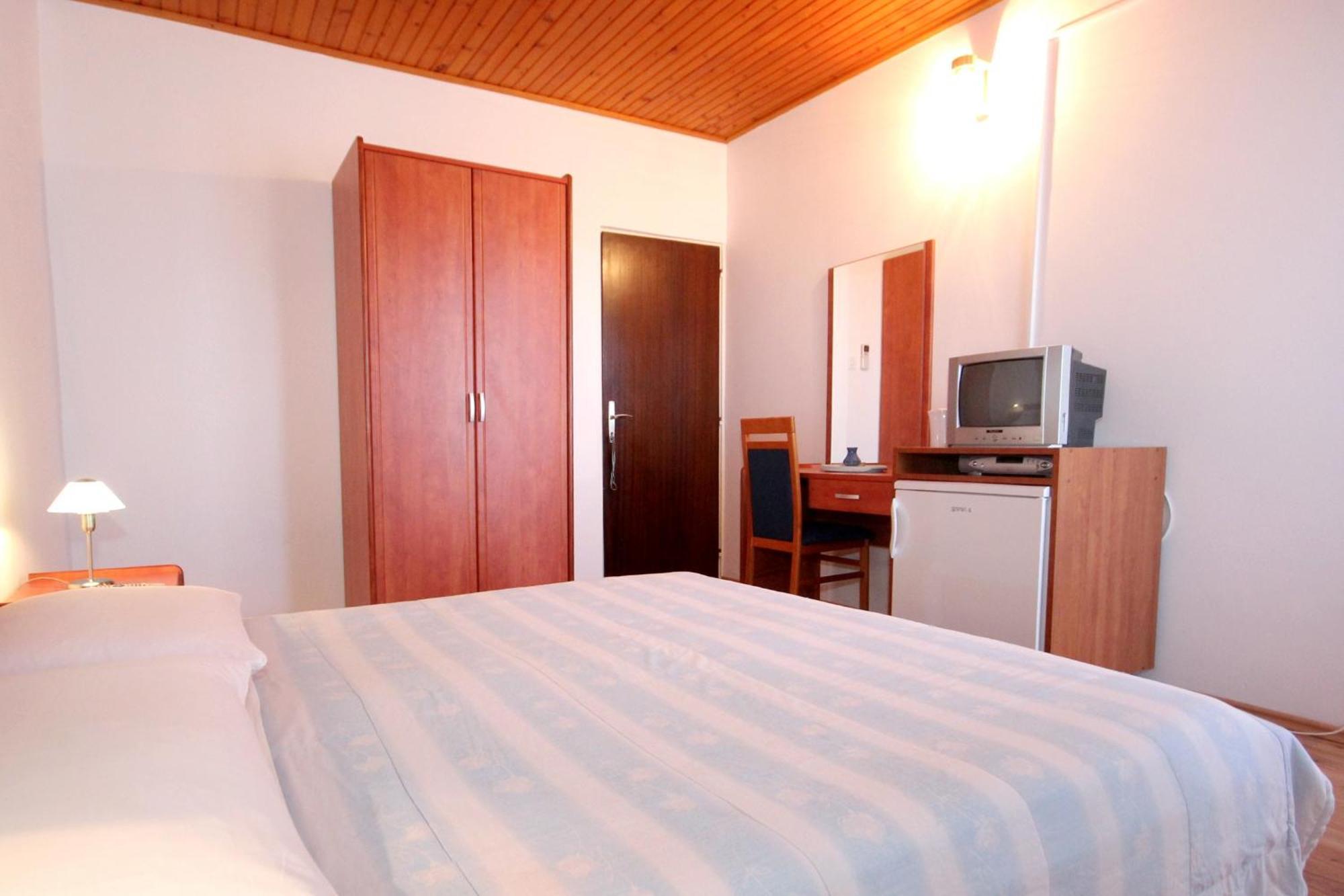 Apartments And Rooms By The Sea Mandre, Pag - 3557 Kolan Pokoj fotografie