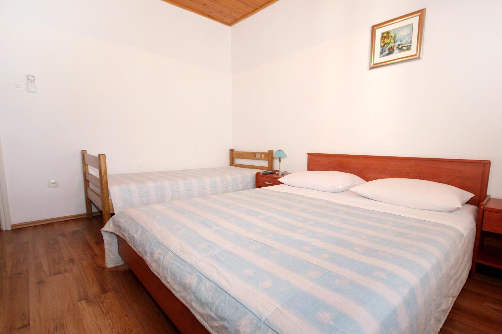 Apartments And Rooms By The Sea Mandre, Pag - 3557 Kolan Pokoj fotografie
